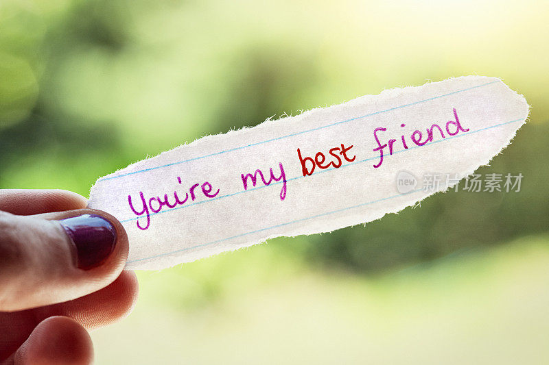 一张被撕破的纸条上写着:你是我最好的朋友