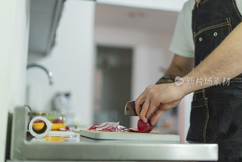 一名男子正在为他为客人准备的秘密晚餐准备零食