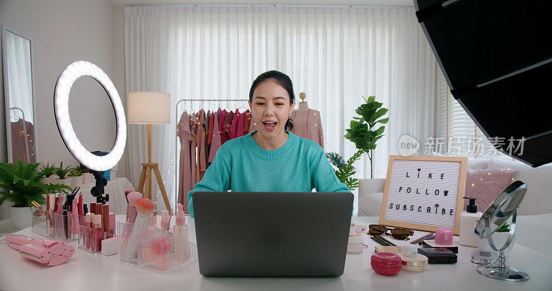 亚洲女性微网红录制现场直播视频。快乐的youtuber有趣的谈话说话建议评论爱好在媒体。视频博主自拍拍摄享受工作展示微笑教喜欢和分享。