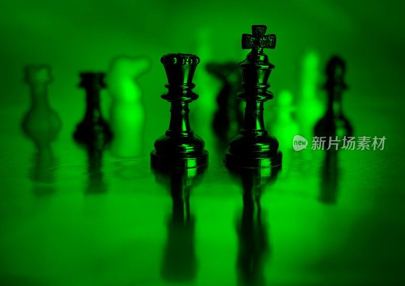 象棋棋子在一个模拟反射池的水面上以一种忧郁的方式轻画