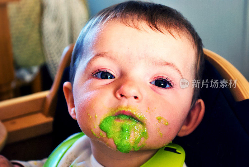 婴儿吃Puréed豌豆