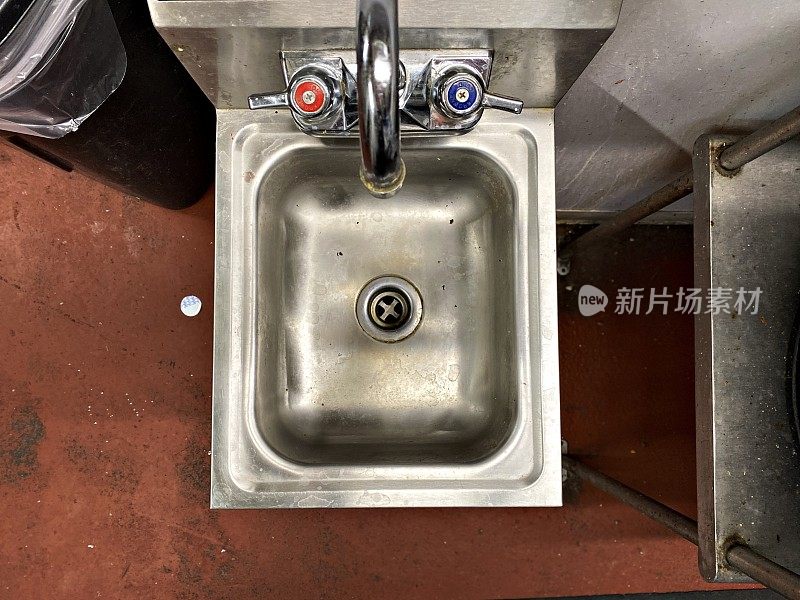 小型公用水槽在一个商业厨房