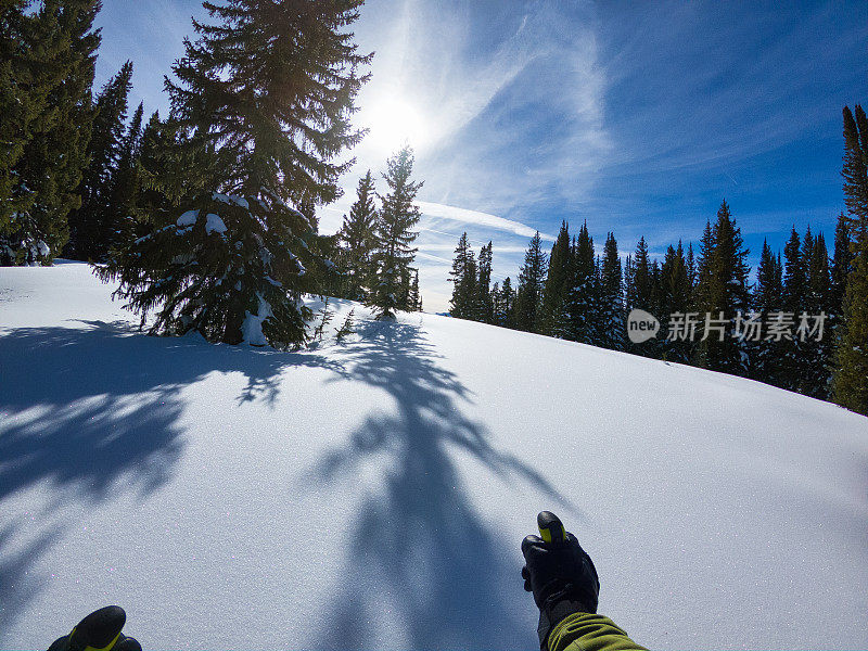 阳光明媚的一天，在山上滑雪