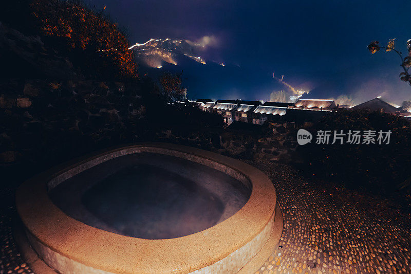 在山里洗个热水澡。中国古典园林。古北水乡夜景