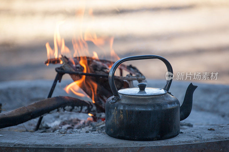 一个露天营火旁的咖啡壶