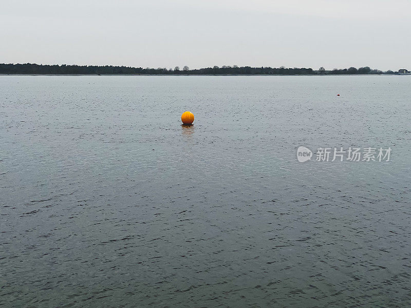 在雨天，德国林根市有一个名为“Speicherbecken”的湖。