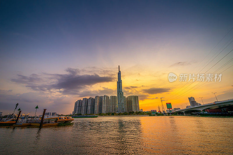 地标81的日落景象——这是一座超高的摩天大楼和西贡桥，西贡河沿岸的开发建筑灯光柔和下来。