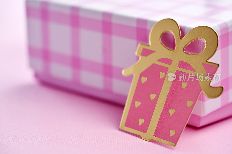 带有粉红色背景的礼品标签礼盒