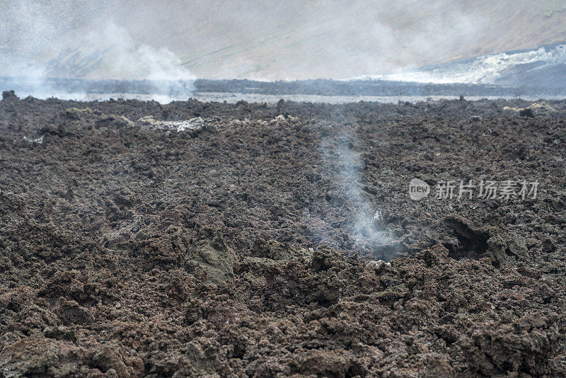 来自Fagradalsfjall火山的黑色岩浆