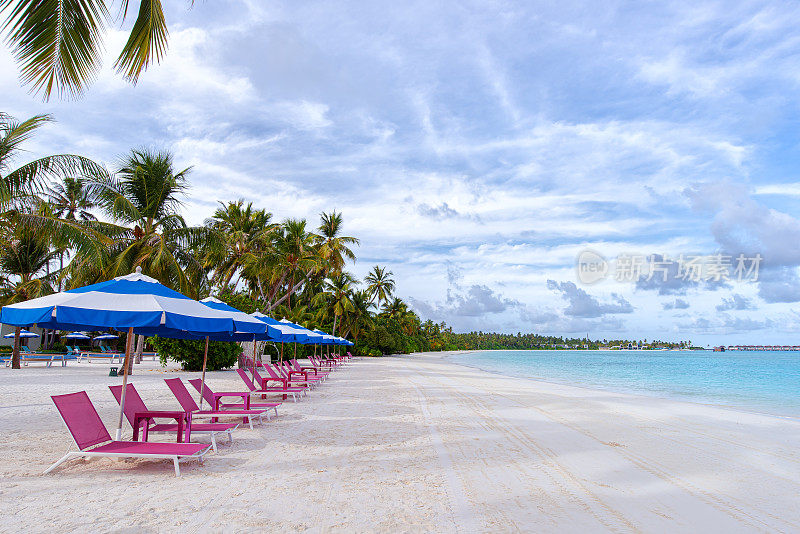 热带天堂海滩，躺椅和伞