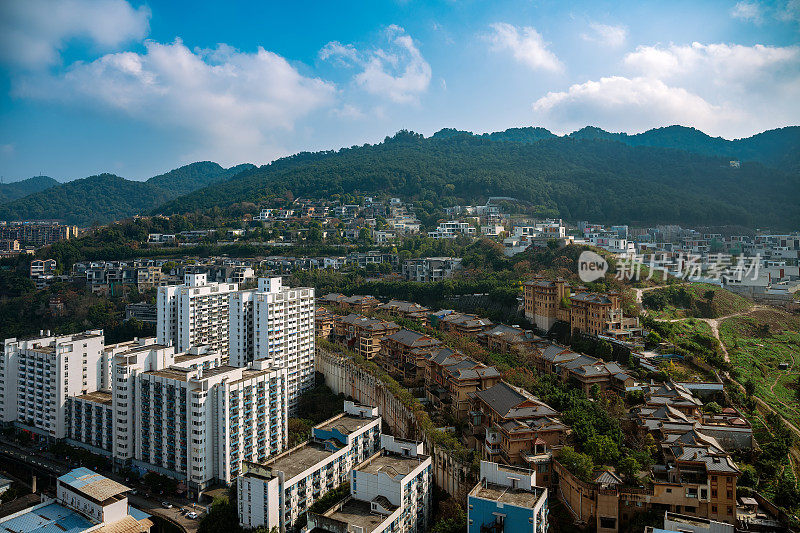 阳光明媚的重庆城市天际线