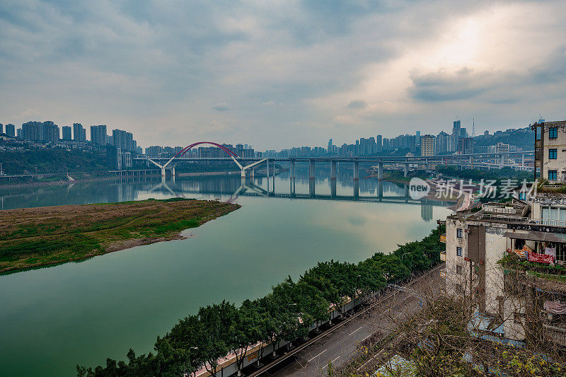 阴天重庆滨江城市的现代建筑和立交桥