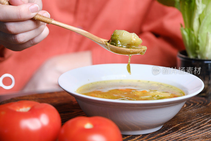 供应和食用蔬菜汤