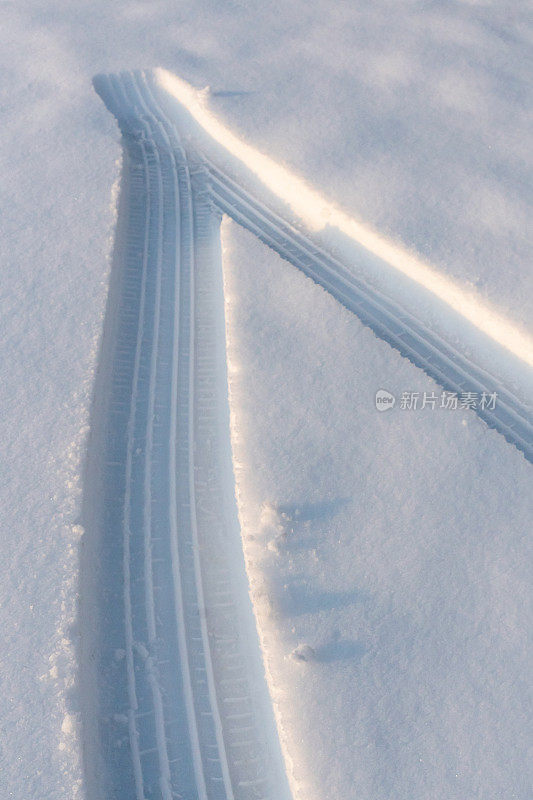 雪地轮胎痕迹