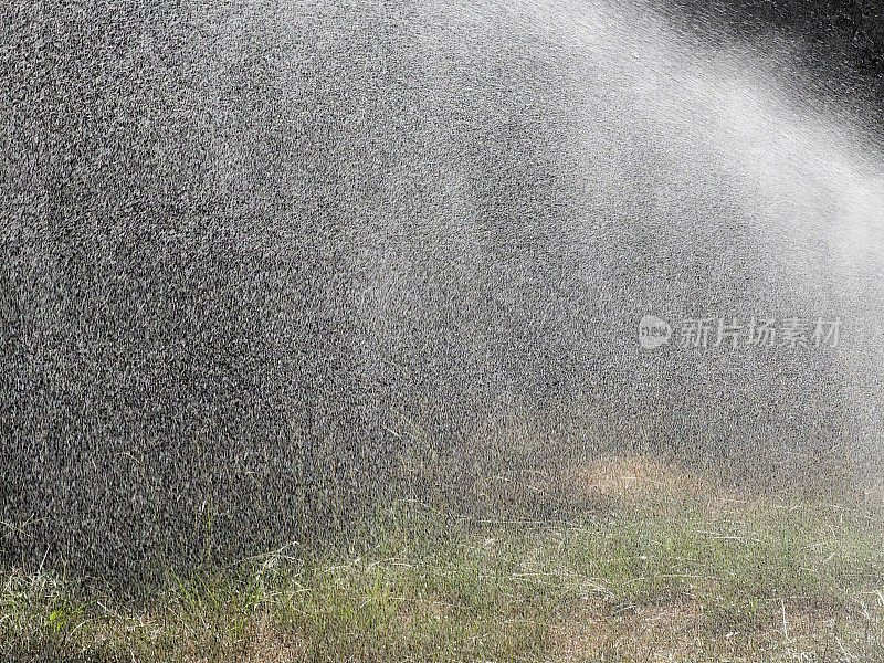 背景-阳光下的水。神秘的心情。下雨了。自动喷水灭火系统。