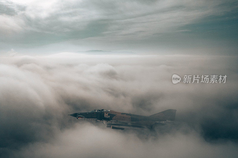 喷气式战斗机在云层上空飞行。