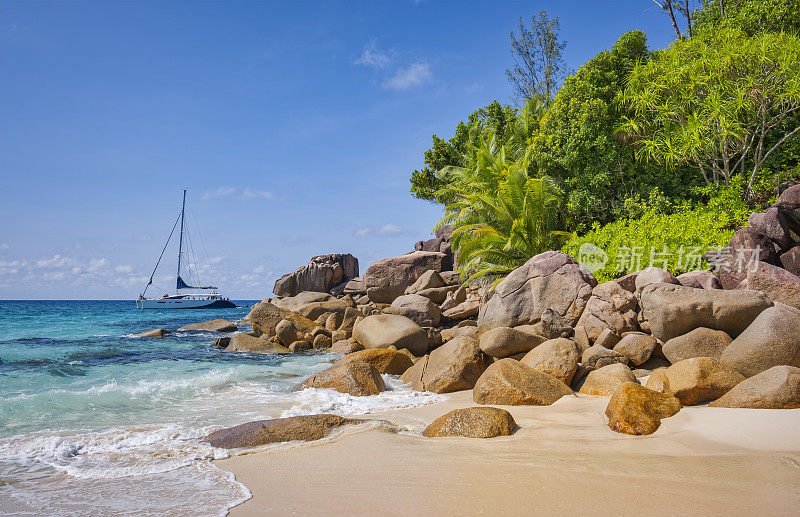 热带海滩昂斯乔其特与典型的花岗岩岩层和棕榈树在普拉林岛，花岗岩塞舌尔，群岛国家在印度洋