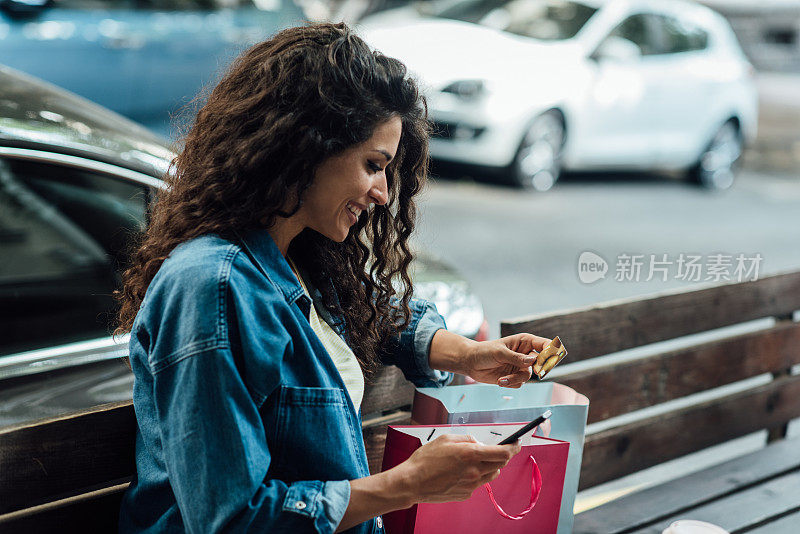 快乐的年轻女子从咖啡馆网上购物