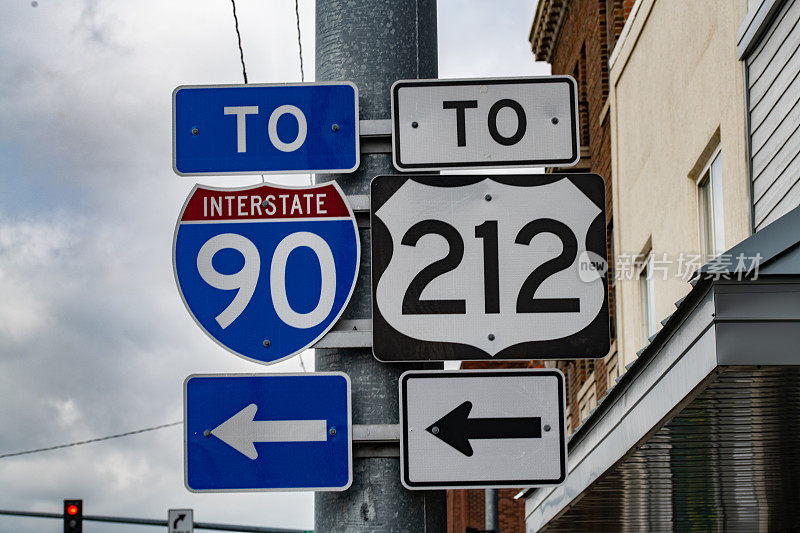 蒙大拿州小镇的公路定向标志