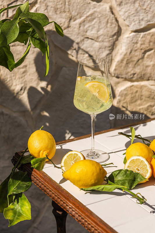 波西塔诺柠檬花园的柠檬酒开胃酒搭配新鲜柠檬