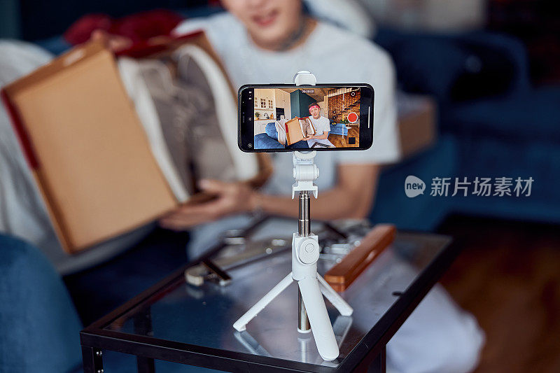 亚洲人在家里用三脚架上的手机在线视频
