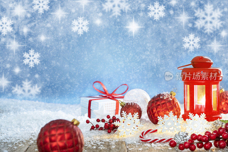 雪花飘飘的圣诞贺卡配上灯笼、礼品盒、小玩意儿