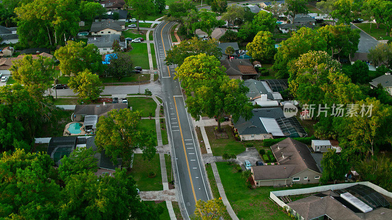 无人机在佛罗里达州朗伍德的房屋上空拍摄