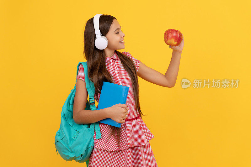 微笑的少女背着背包。回到学校。知识的一天。教育的概念。