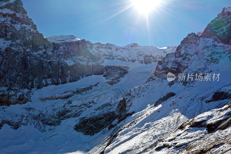 瑞士阿尔卑斯山迎来初雪