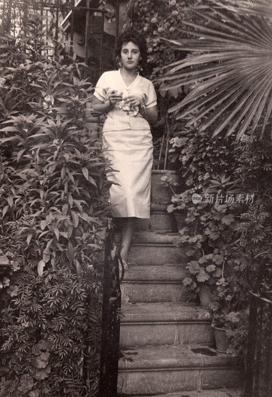黑白复古图片来自50年代:十几岁的女孩在她位于南佛罗里达的热带家庭门口摆姿势