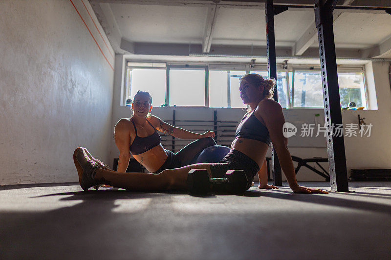 两名女运动员完成了训练