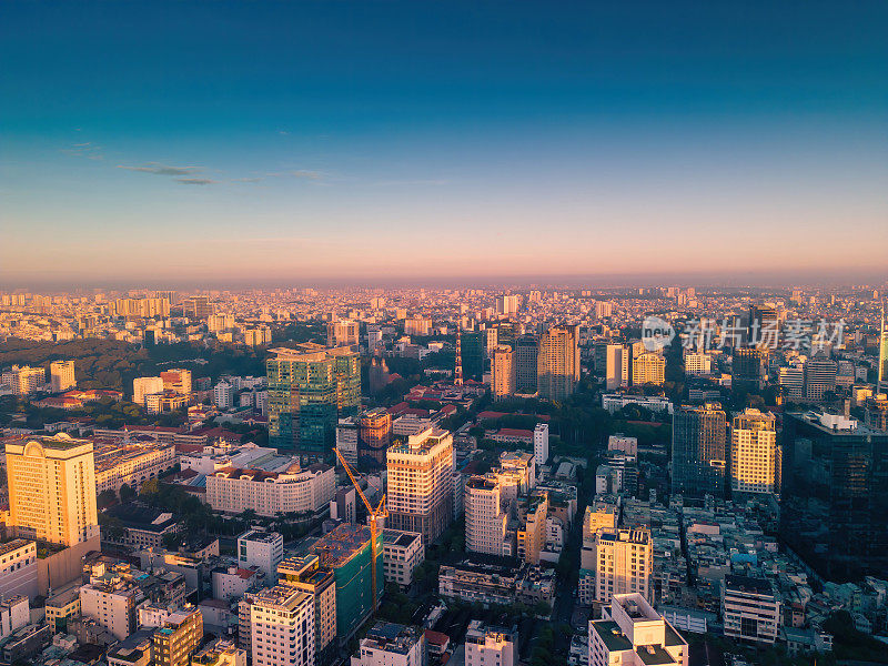 越南胡志明市和西贡河的空中全景城市景观。市中心的商业中心，高楼林立。