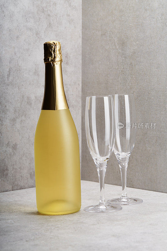 香槟酒瓶和玻璃杯