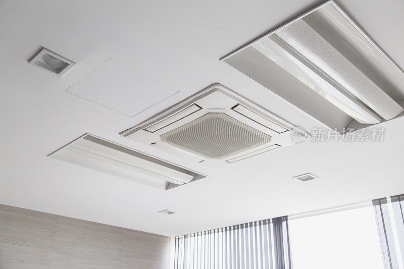 天花板上有空调，四向冷却系统