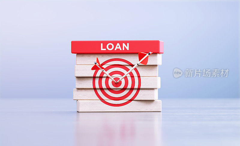贷款概念-箭击中靶心目标符号和贷款字木块在前面离焦背景