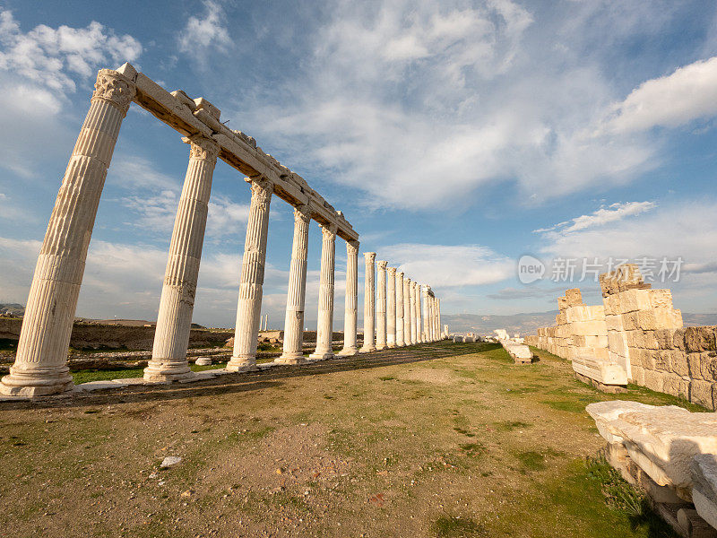 吕库斯河畔的老底嘉古遗址和建筑柱后的日落，Pamukkale