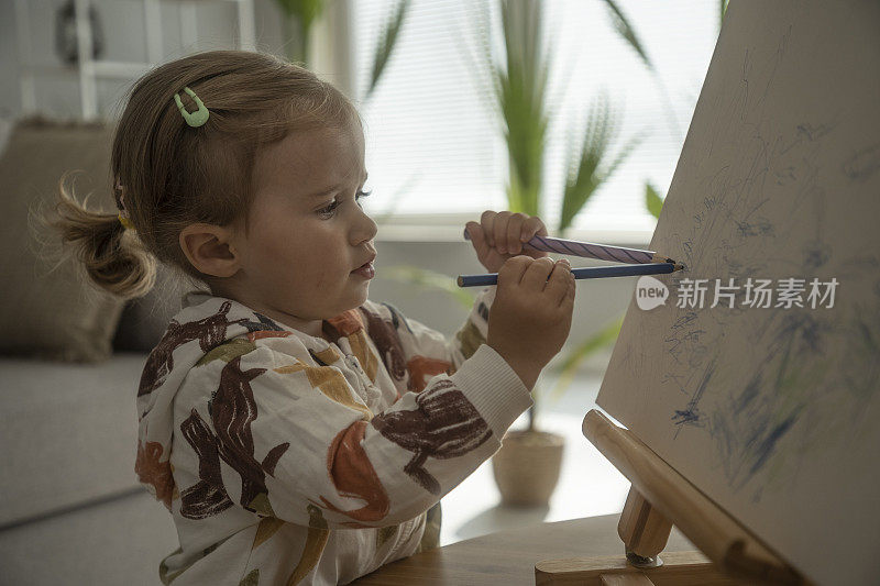 孩子在家里用蜡笔画画。快乐的童年。