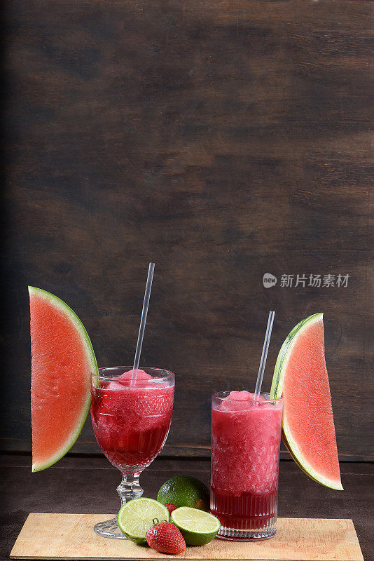 天然草莓西瓜红果汁，柠檬鲜果饮品。含酒精的