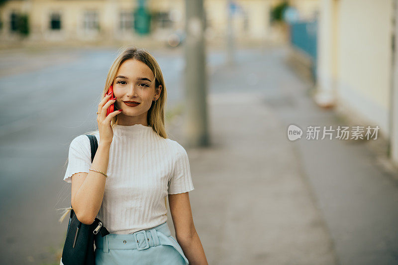 十几岁的女孩使用智能手机