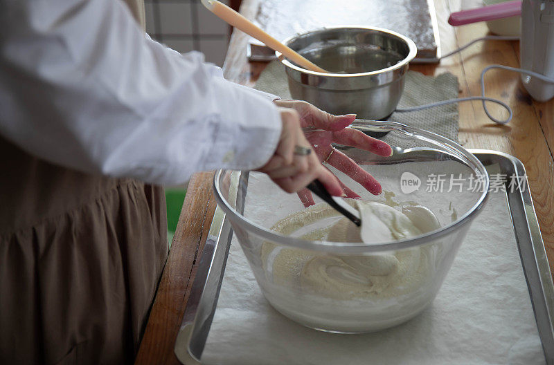 女人的手在厨房里做糖果