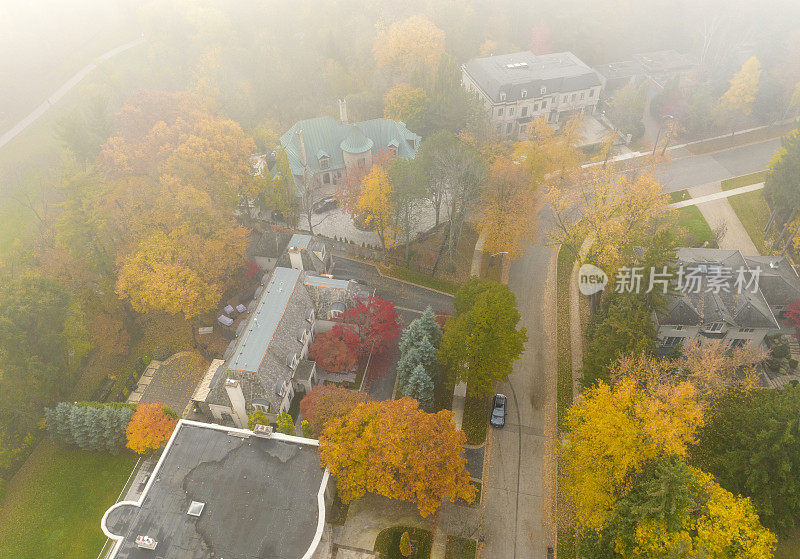 独立和复式住宅，北约克在秋天，多伦多，加拿大