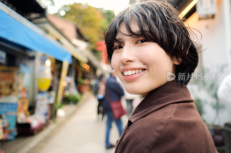 走在江野之岛购物街上的年轻女子