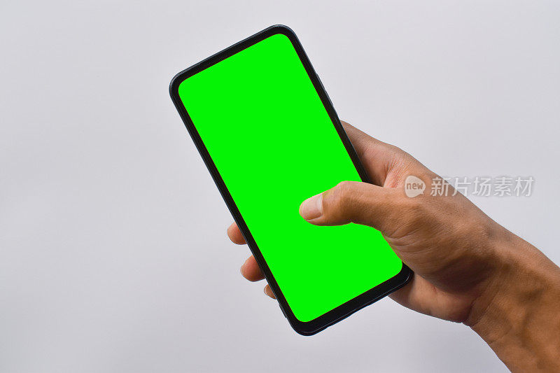 模拟手机。男子手持垂直位置的黑色智能手机，屏幕为绿色