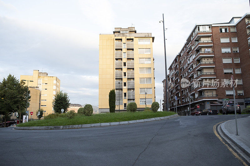 西班牙城市郊区环形路口旁的公寓楼