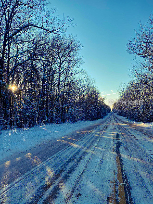 上半岛的冬季道路。