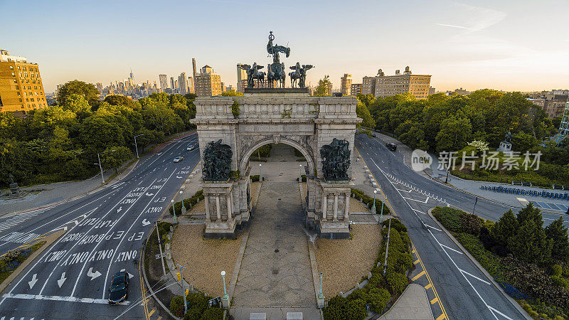 春天的清晨，在纽约布鲁克林，有历史悠久的士兵和水手纪念碑拱门的大陆军广场。