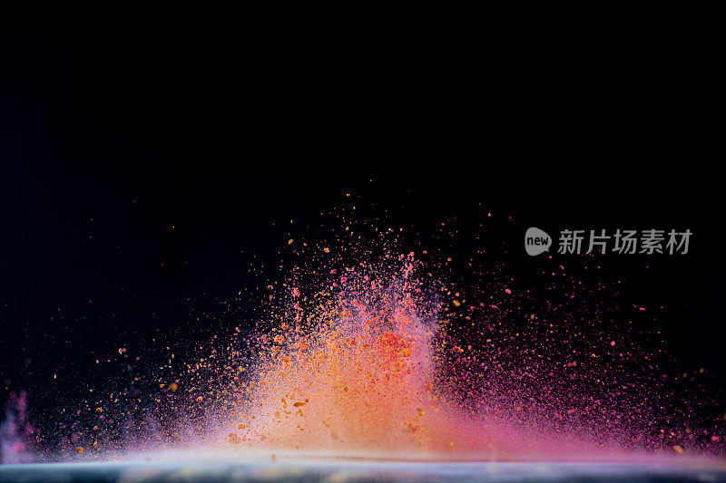 彩色粉末染料在高速拍摄的黑色背景上爆炸
