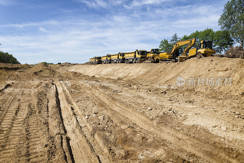 筑路机械在建设一条新的高速公路