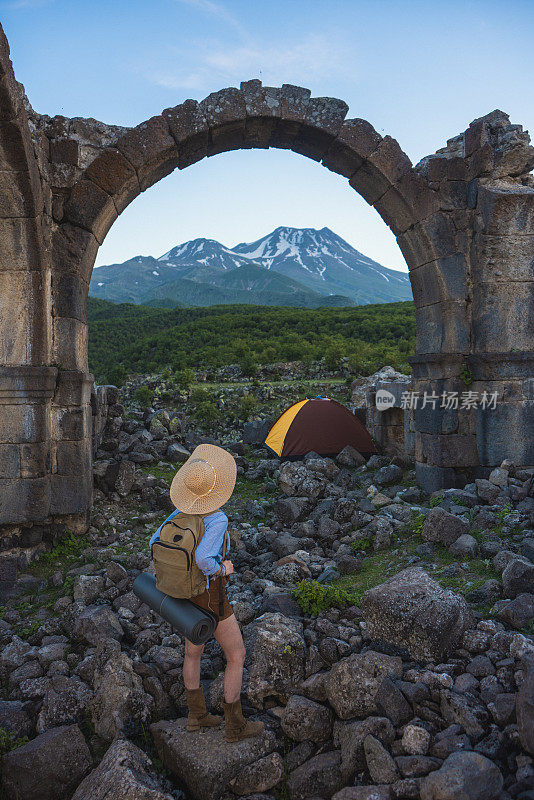 旅行者旅游者年轻女子在哈桑山和古城露营