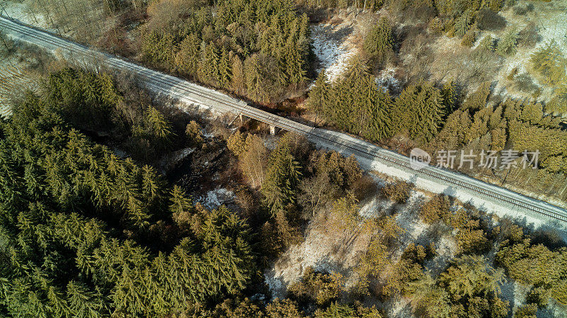 无人机拍摄的火车轨道穿过小溪的画面